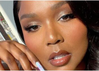 Lizzo debunks rumor stage-diving