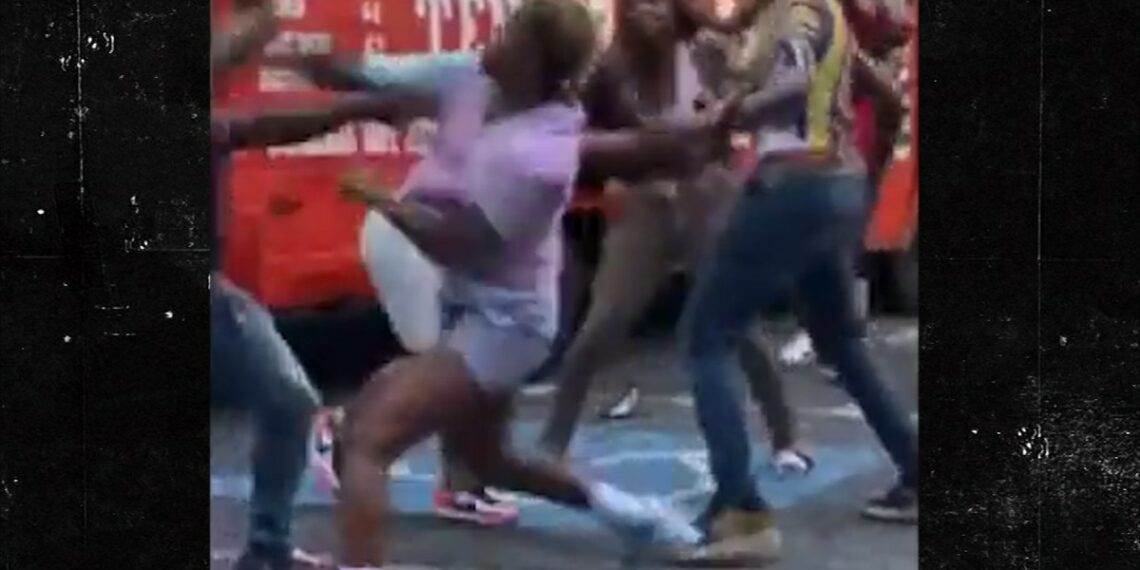 WNBA. Williams, Bradford, fight, food truck