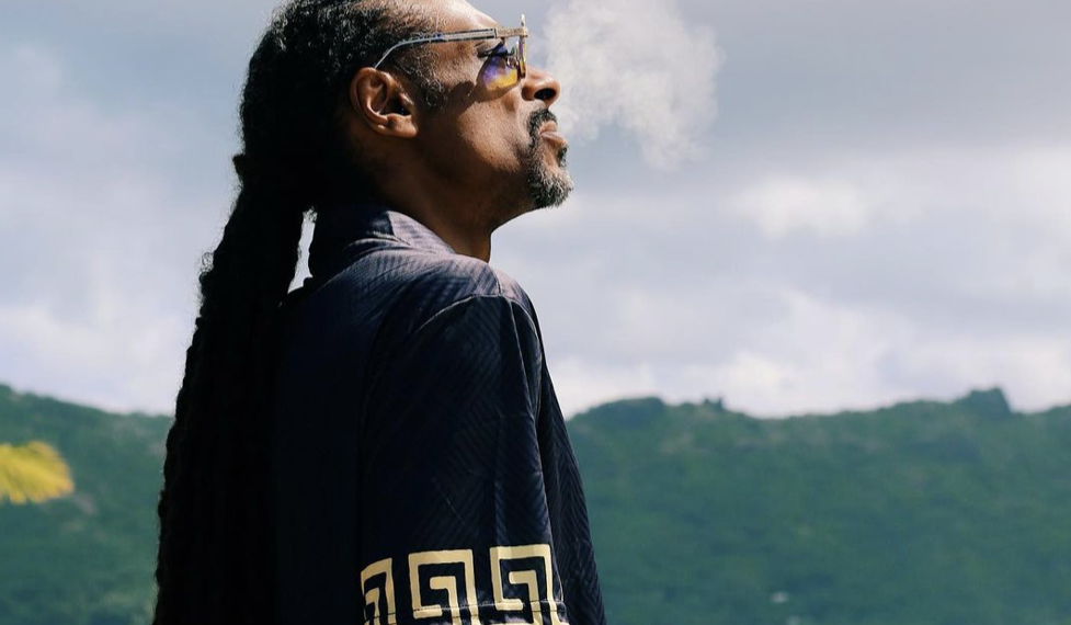rapper Snoop Dogg Calvin Broadus Jr. professional blunt roller UberFacts Twitter