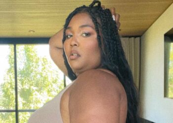 Instagram, post, Lizzo, singer, box braids, hair, shapewear, thong and tank, Yitty, business