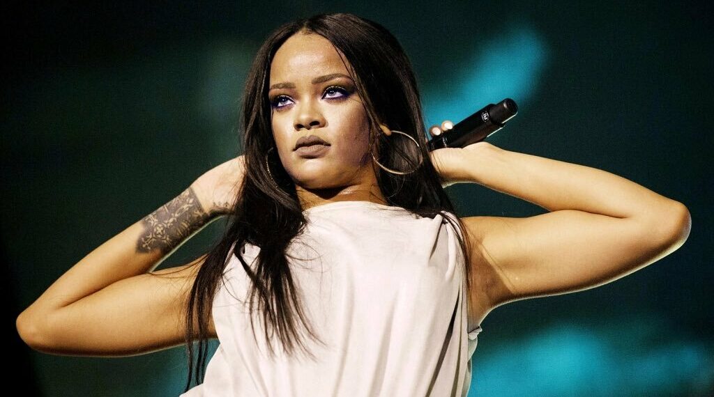 Rihanna, Superbowl, halftime show, singer, Dr. Dre, advice, comment, fans, Fenty, Apple Music