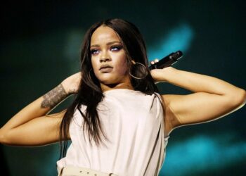 Rihanna, Superbowl, halftime show, singer, Dr. Dre, advice, comment, fans, Fenty, Apple Music