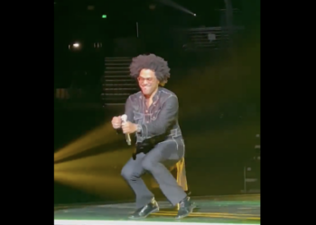 Maxwell, knees, social media, viral,