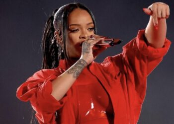 Federal Communications Commission, pornographic, Super Bowl, halftime, complaints, FCC, performance, complainer, Rihanna, singer